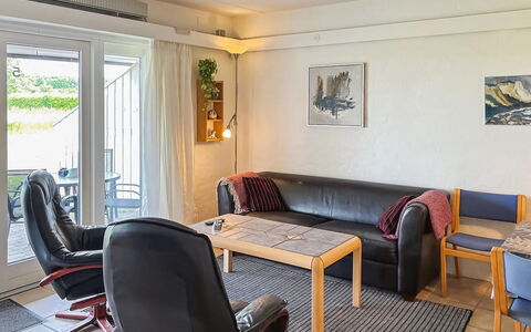 Erica - 6Km from the Sea: Meubles, Sol, Design Intérieur, Sol, Bois, Canapé, Pièce, Table, Plafond, Salon
