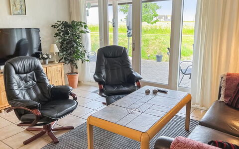 Erica - 6Km from the Sea: Meubles, Sol, Design Intérieur, Sol, Chaise, Bois, Pièce, Table, Salon, Éclairage