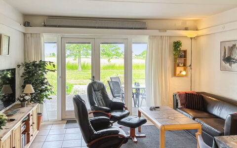 Erica - 6Km from the Sea: Meubles, Design Intérieur, Chaise, Sol, Table, Recours, Sol, Plafond, Pièce, Eco Hôtel