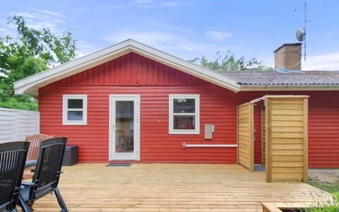 Majken - 300M from the Sea: Bois, Meubles, Appartement, Pièce, Plafond, Tache De Bois, Chaise, Dur, Vernis, Lumber
