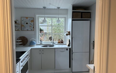 Gunwald - 300M from the Sea: Cuisine, Appareil De Cuisine, Comptoir, Principaux Appliance, Design Intérieur, Sol, Bois, Cabinetry, Evier, Sol
