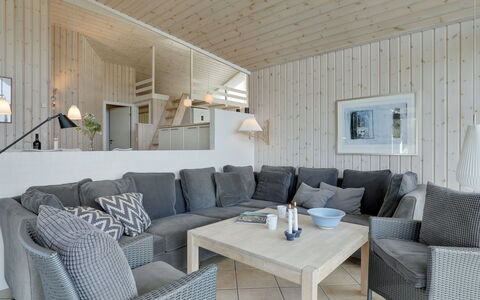 Gyrid - 150M from the Sea: Design Intérieur, Meubles, Bois, Sol, Canapé, Sol, Plafond, Salon, Domicile