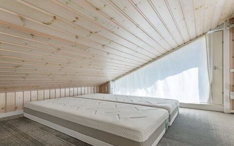 Gyrid - 150M from the Sea: Sol, Sol, Plafond, Chambre, Grenier, Daylighting, Literie, Linge, Dur, Lit