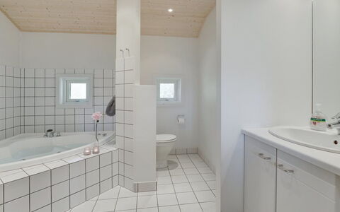 Gyrid - 150M from the Sea: Design Intérieur, Sol, Mur, Sol, Luminaire Plomberie, Salle De Bains, Plafond, Baignoire, Pièce, Plomberie