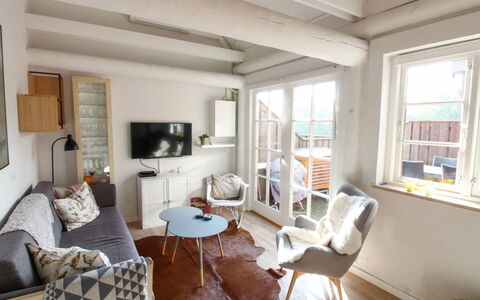 Manfred - 6Km from the Sea: Bois, Meubles, Appartement, Pièce, Plafond, Tache De Bois, Chaise, Dur, Vernis, Lumber