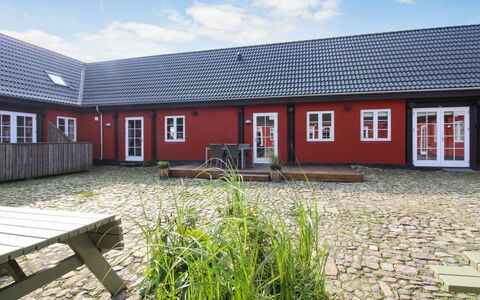 Manfred - 6Km from the Sea: Bois, Meubles, Appartement, Pièce, Plafond, Tache De Bois, Chaise, Dur, Vernis, Lumber