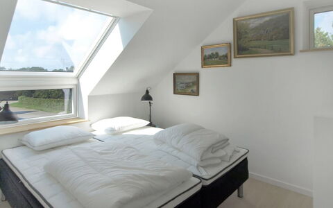 Benna - 120M from the Sea: Lit, Chambre, Design Intérieur, Meubles, Literie, Bois, Plafond, Drap De Lit, Sol, Sol