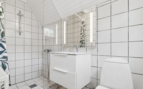 Lillesol - 400M from the Sea: Sol, Luminaire Plomberie, Sol, Design Intérieur, Salle De Bains, Tuile, Évier, Plomberie, Robinet, Toilette
