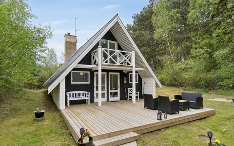 Lillesol - 400M from the Sea: Bois, Domicile, Chalet, Dur, Planche, Porche, Cabane En Rondins, Escaliers, Siding, Batiments Jardin