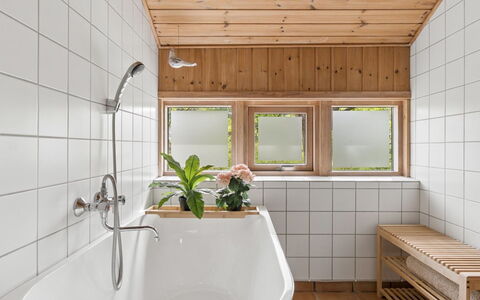 Ailen - 500M from the Sea: Sol, Design Intérieur, Luminaire Plomberie, Bois, Sol, Plafond, Salle De Bains, Robinet, Plomberie, Pièce