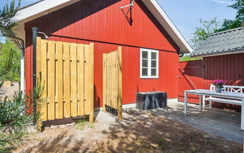 Malou - 350M from the Sea: Bois, Tache De Bois, Planche, Dur, Chalet, Plate-Forme, Siding, Ombre, Parquet, Batiments Jardin