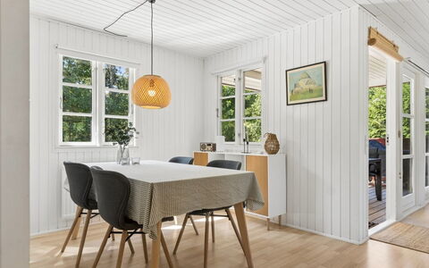 Malou - 350M from the Sea: Sol, Bois, Design Intérieur, Meubles, Sol, Plafond, Parquet, Domicile, Salle À Manger, Table Cuisine Et Salle A Manger