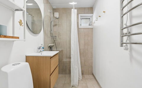 Malou - 350M from the Sea: Siège De Toilette, Sol, Luminaire Plomberie, Toilette, Mur, Design Intérieur, Sol, Salle De Bains, Armoire De Toilette, Évier