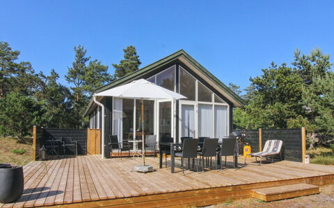 Hilje - 350M from the Sea: Meubles, Design Intérieur, Chaise, Sol, Table, Recours, Sol, Plafond, Pièce, Eco Hôtel