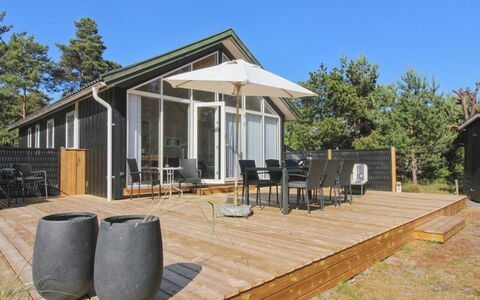 Hilje - 350M from the Sea: Meubles, Design Intérieur, Chaise, Sol, Table, Recours, Sol, Plafond, Pièce, Eco Hôtel