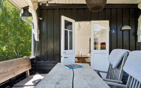 Kerstin - 100M from the Sea: Bois, Meubles, Plafond, Sol, Sol, Porte, Domicile, Chaise, Porche, Dur