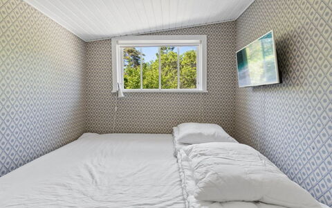 Kerstin - 100M from the Sea: Bois, Design Intérieur, Plafond, Sol, Sol, Chambre, Lit, Pièce, Literie, Drap De Lit
