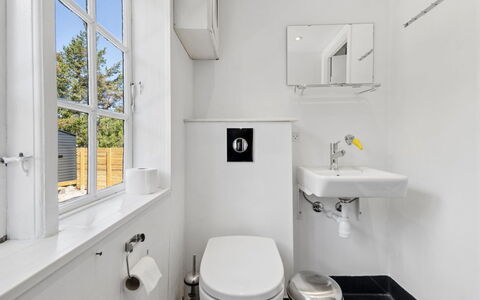 Kerstin - 100M from the Sea: Siège De Toilette, Salle De Bains, Toilette, Luminaire Plomberie, Mur, Sol, Sol, Design Intérieur, Évier, Plomberie