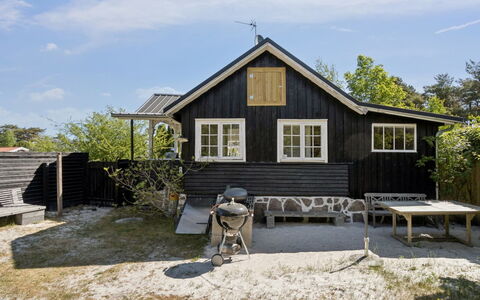 Kerstin - 100M from the Sea: Bois, Maison, Domicile, Chalet, Toit, Architecture, Siding, Porte, Porche, Zone Rurale