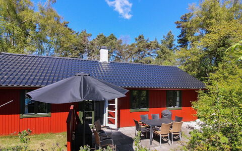 Jose - 300M from the Sea: Toit, Maison, Lot Terre, Domicile, Chalet, Biens, Batiments Jardin, Ombre, Cabane En Rondins, Aménagement Paysager