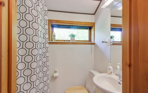 Elsamaria - 400M from the Sea: Design Intérieur, Luminaire Plomberie, Bois, Salle De Bains, Lavabo, Sol, Robinet, Plomberie, Sol, Pièce