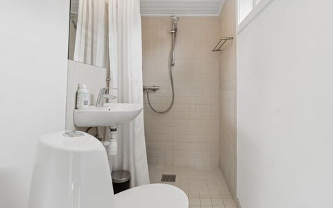 Evert - 250M from the Sea: Mur, Sol, Sol, Luminaire Plomberie, Design Intérieur, Toilette, Siège De Toilette, Salle De Bains, Plomberie, Pièce