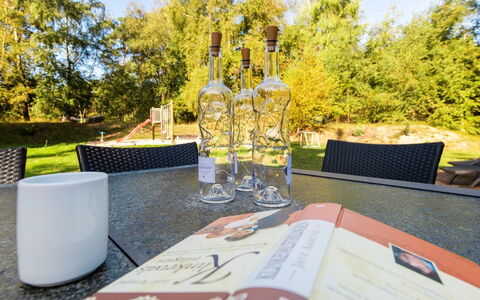 Elza - 800M from the Sea: Drinkware, Bar, Du Vin, Verre De Vin, Bouteille, Verres À Pied, Parc