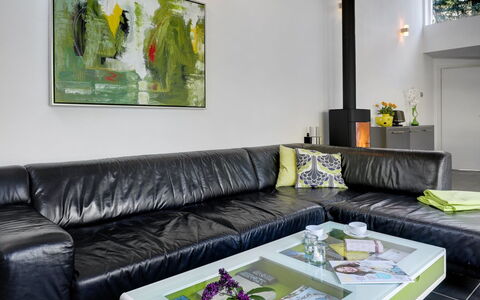 Elza - 800M from the Sea: Meubles, Design Intérieur, Canapé, Mur, Sol, Sol, Salon, Domicile, Éclairage, Table