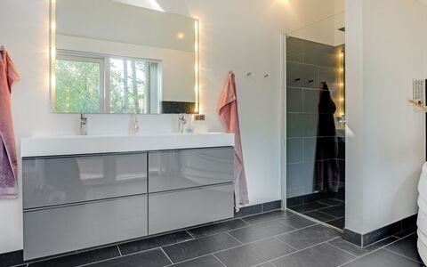 Elza - 800M from the Sea: Sol, Sol, Armoire De Toilette, Design Intérieur, Luminaire Plomberie, Salle De Bains, Plomberie, Tuile, Robinet