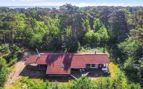 Adelbrand - 400M from the Sea: Maison, Domicile, Toit, Chalet, Arbuste, Siding, Porte, Jardin, Ferme