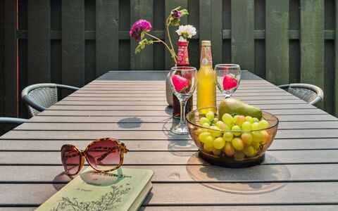 Gunder - 125M from the Sea: Meubles, Design Intérieur, Chaise, Sol, Table, Recours, Sol, Plafond, Pièce, Eco Hôtel