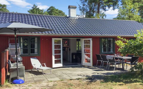Patti - 150M from the Sea: Bois, Maison, Chalet, Domicile, Toit, Zone Rurale, Siding, Cabane En Rondins, Batiments Jardin, Dur