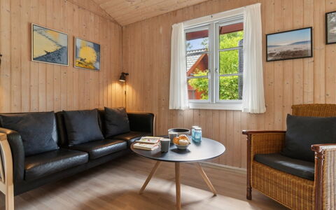 Patti - 150M from the Sea: Bois, Maison, Chalet, Domicile, Toit, Zone Rurale, Siding, Cabane En Rondins, Batiments Jardin, Dur