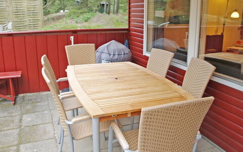 Apelone - 300M from the Sea: Maison, Chalet, Toit, Batiments Jardin, Ombre, Cabanon, Arrière-Cour, Mobilier De Jardin, Cour, Pelouse