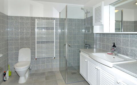 Ødmar - 400M from the Sea: Sol, Luminaire Plomberie, Design Intérieur, Salle De Bains, Lavabo, Sol, Évier, Robinet, Plafond, Armoire De Toilette