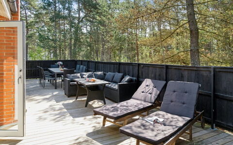 Hildegerd - 500M from the Sea: Appartement, Ombre, Balcon, Chaise, Clôture, Mobilier De Jardin, Aluminium, Gazon Artificiel