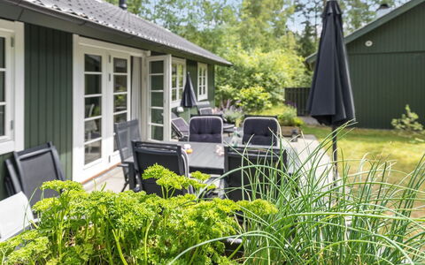 Tume - 200M from the Sea: Arbuste, Jardin, Chalet, Domicile, Couverture De Sol, Siding, Mobilier De Jardin, Pelouse, Cour, Batiments Jardin
