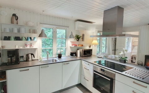 Tume - 200M from the Sea: Cuisine, Comptoir, Appareil De Cuisine, Design Intérieur, Cabinetry, Sol, Principaux Appliance, Bois, Meubles, Électroménager