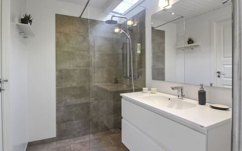 Tume - 200M from the Sea: Sol, Luminaire Plomberie, Mur, Sol, Salle De Bains, Design Intérieur, Armoire De Toilette, Lavabo, Évier, Robinet