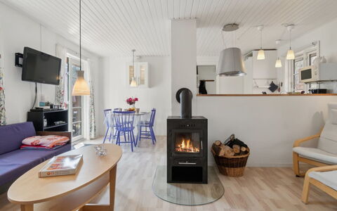 Georg - 300M from the Sea: Meubles, Sol, Design Intérieur, Sol, Bois, Pièce, Salon, Plafond, Parquet, Éclairage