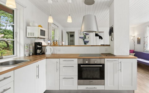 Georg - 300M from the Sea: Cuisine, Comptoir, Meubles, Sol, Cabinetry, Design Intérieur, Appareil De Cuisine, Bois, Sol, Domicile