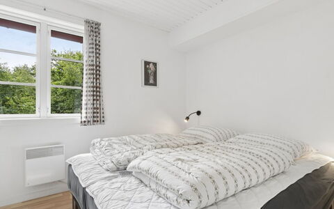 Georg - 300M from the Sea: Bois, Lit, Chambre, Meubles, Domicile, Design Intérieur, Maison, Literie, Cadre De Lit, Plafond