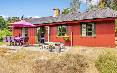 Georg - 300M from the Sea: Maison, Domicile, Toit, Chalet, Arbuste, Siding, Porte, Jardin, Ferme