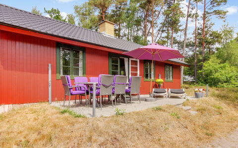 Georg - 300M from the Sea: Maison, Domicile, Toit, Chalet, Arbuste, Siding, Porte, Jardin, Ferme