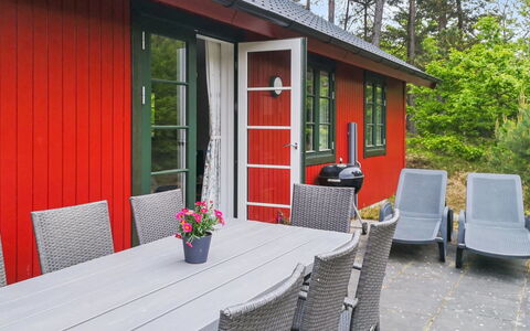 Georg - 300M from the Sea: Toit, Maison, Domicile, Chalet, Siding, Biens, Allée, Batiments Jardin, Cour, Cabanon