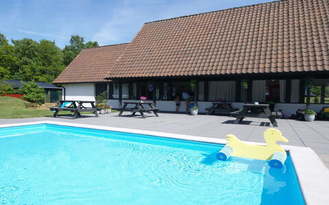 Georg - 300M from the Sea: Toit, Maison, Domicile, Chalet, Siding, Biens, Allée, Batiments Jardin, Cour, Cabanon