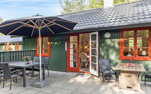 Selvi - 125M from the Sea: Toit, Maison, Domicile, Chalet, Siding, Biens, Allée, Batiments Jardin, Cour, Cabanon