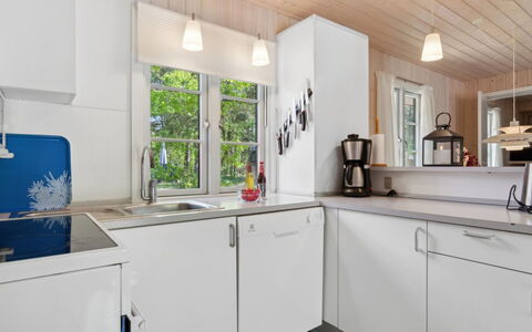 Oisin - 150M from the Sea: Cuisine, Comptoir, Appareil De Cuisine, Design Intérieur, Bois, Principaux Appliance, Sol, Évier, Cabinetry, Luminaire Plomberie