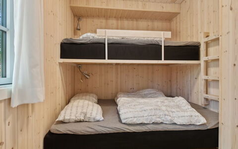 Oisin - 150M from the Sea: Chambre, Lit, Bois, Lit Superposé, Sol, Design Intérieur, Drap De Lit, Sol, Literie, Pièce