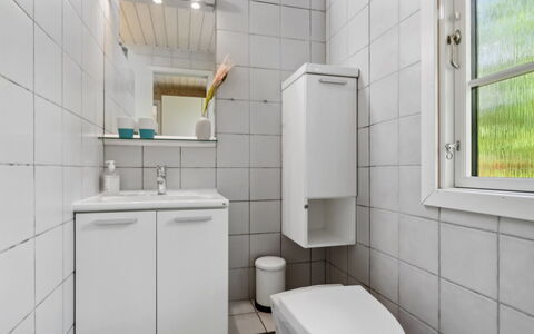 Oisin - 150M from the Sea: Siège De Toilette, Toilette, Luminaire Plomberie, Salle De Bains, Sol, Évier, Sol, Design Intérieur, Plomberie, Robinet
